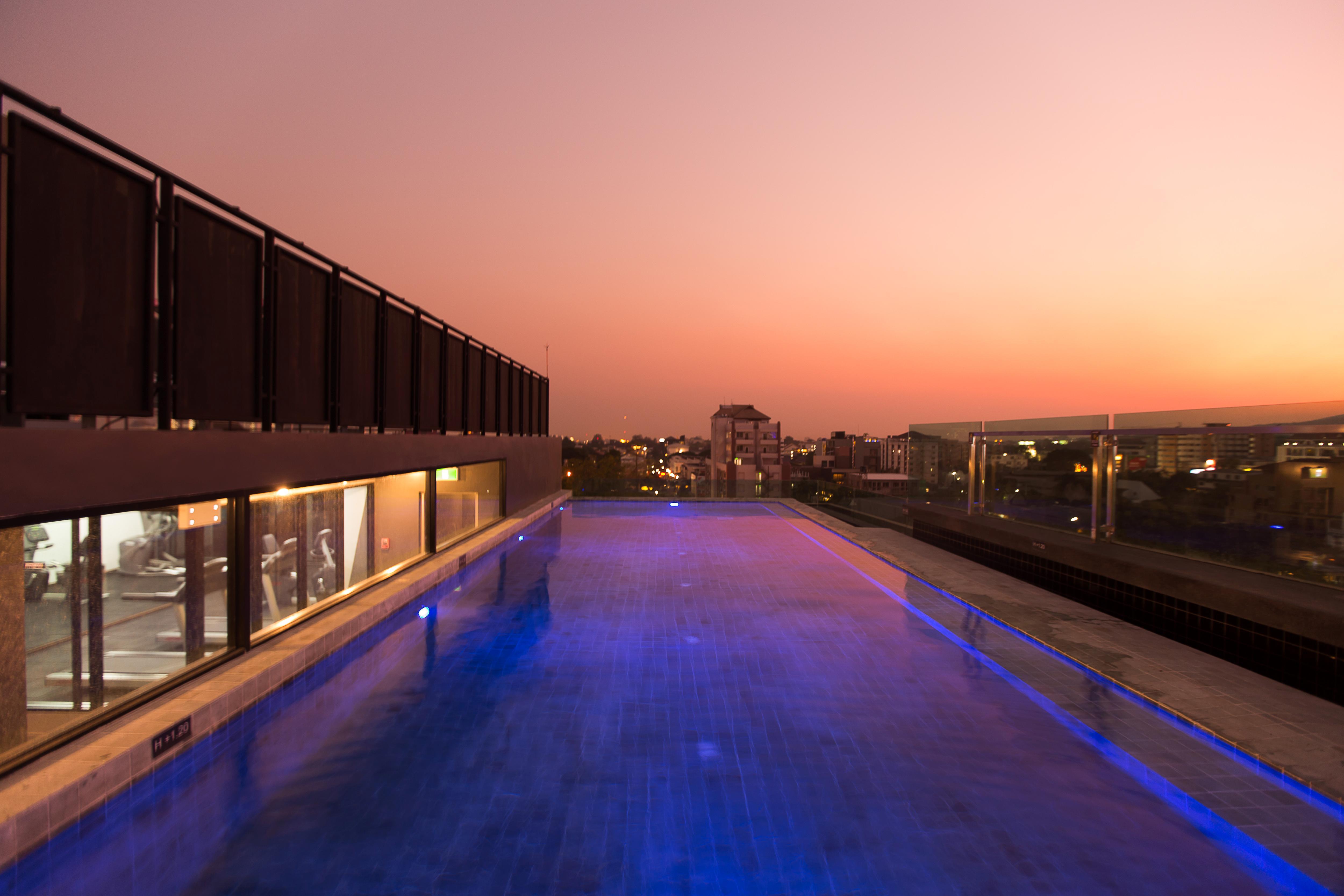 Art Mai Gallery Nimman Hotel Chiang Mai Exterior foto Rooftop pool at the hotel