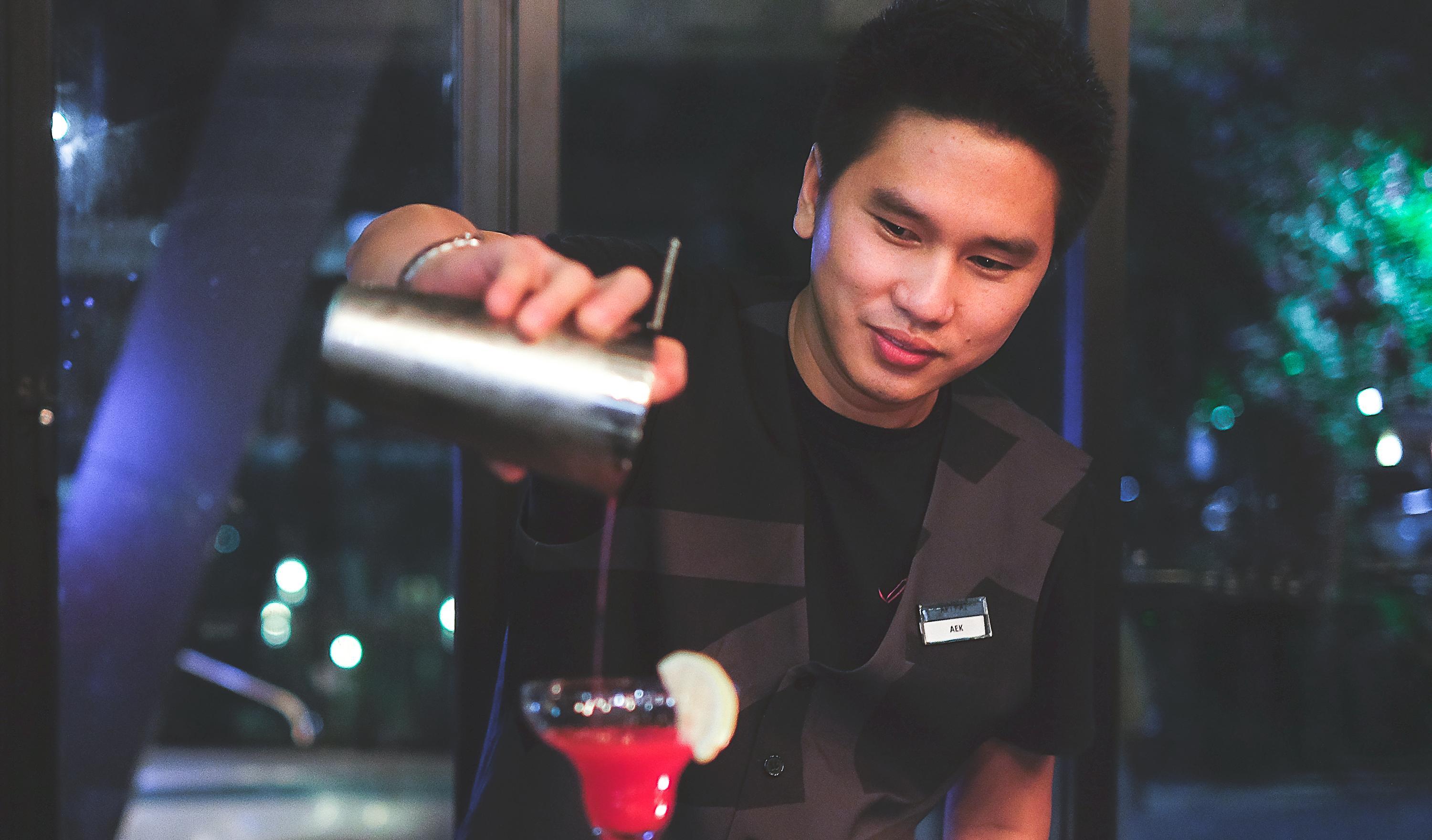 Art Mai Gallery Nimman Hotel Chiang Mai Exterior foto A bartender at work