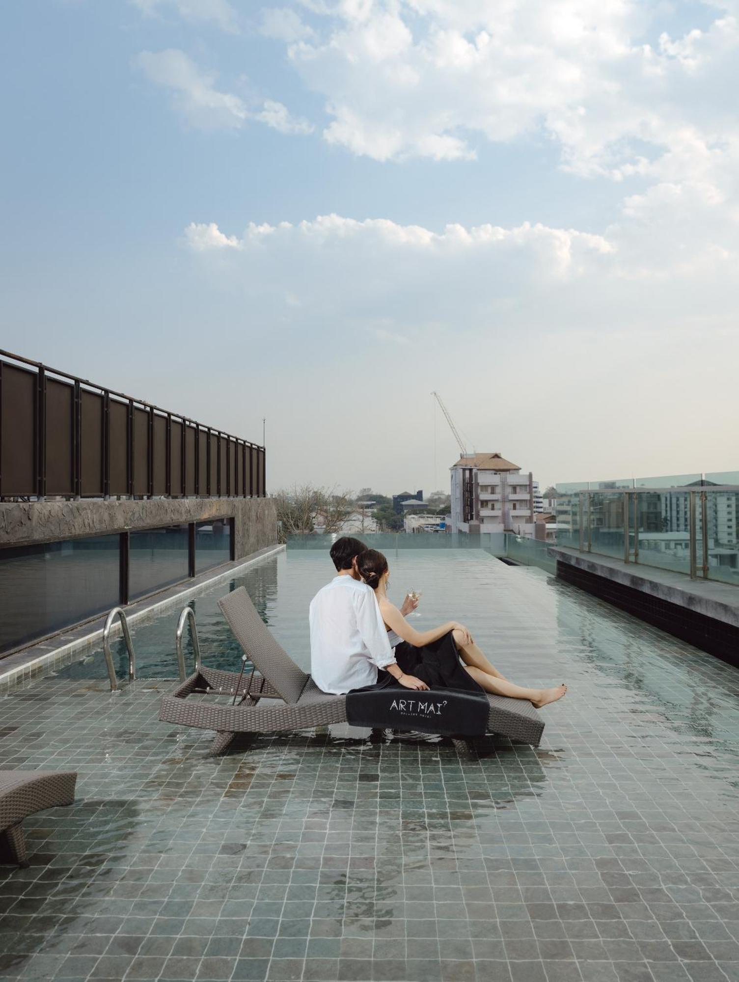 Art Mai Gallery Nimman Hotel Chiang Mai Exterior foto Rooftop pool at the hotel