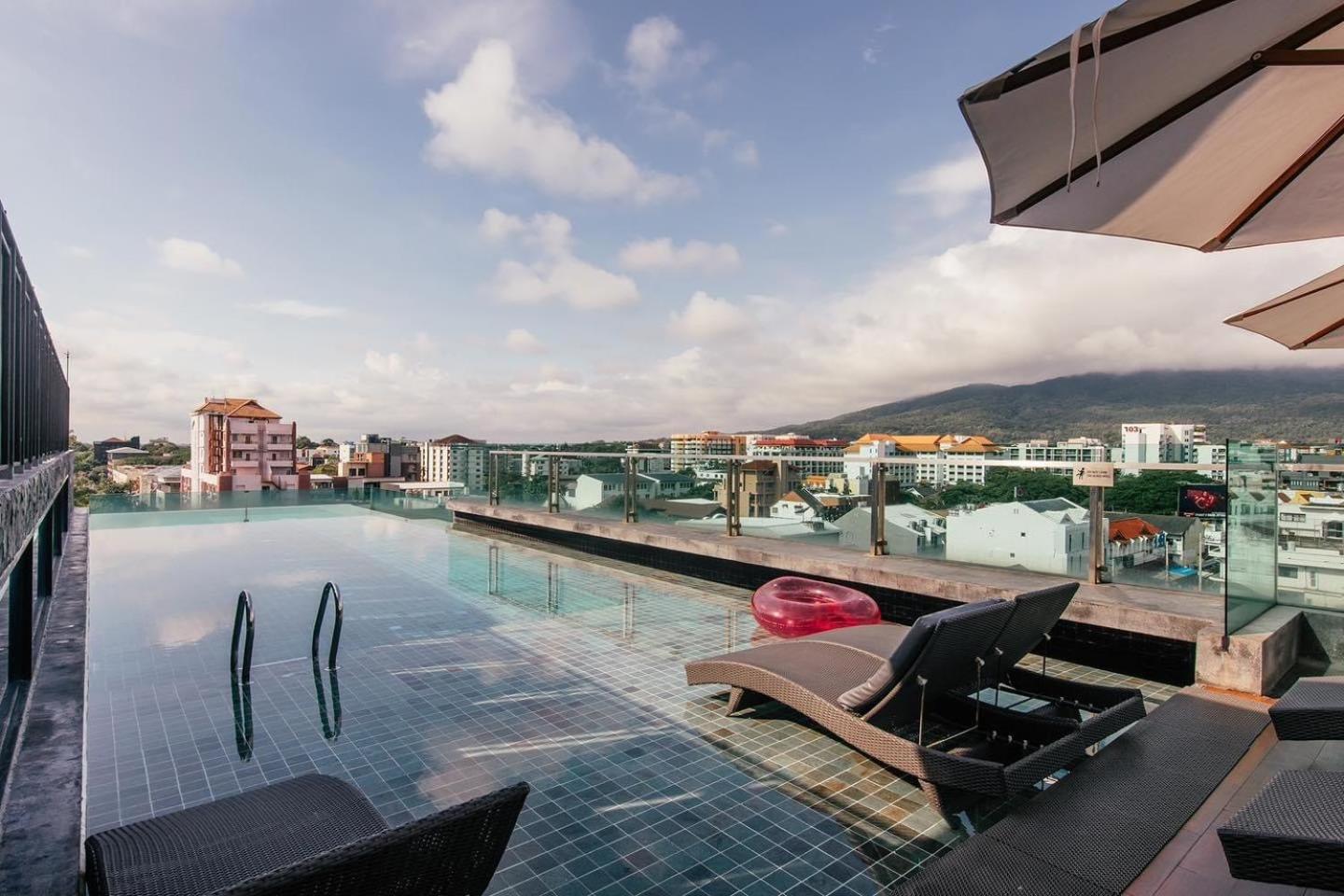 Art Mai Gallery Nimman Hotel Chiang Mai Exterior foto Rooftop pool at the hotel